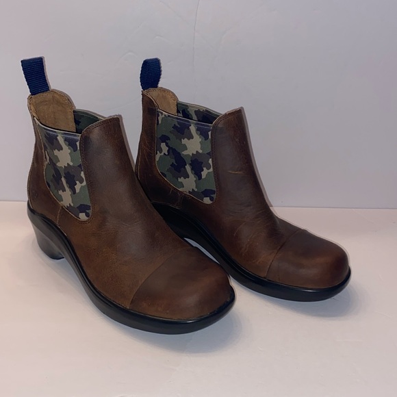 Ariat Shoes - Ariat Camo Chelsea Ankle Boots
Size 8B